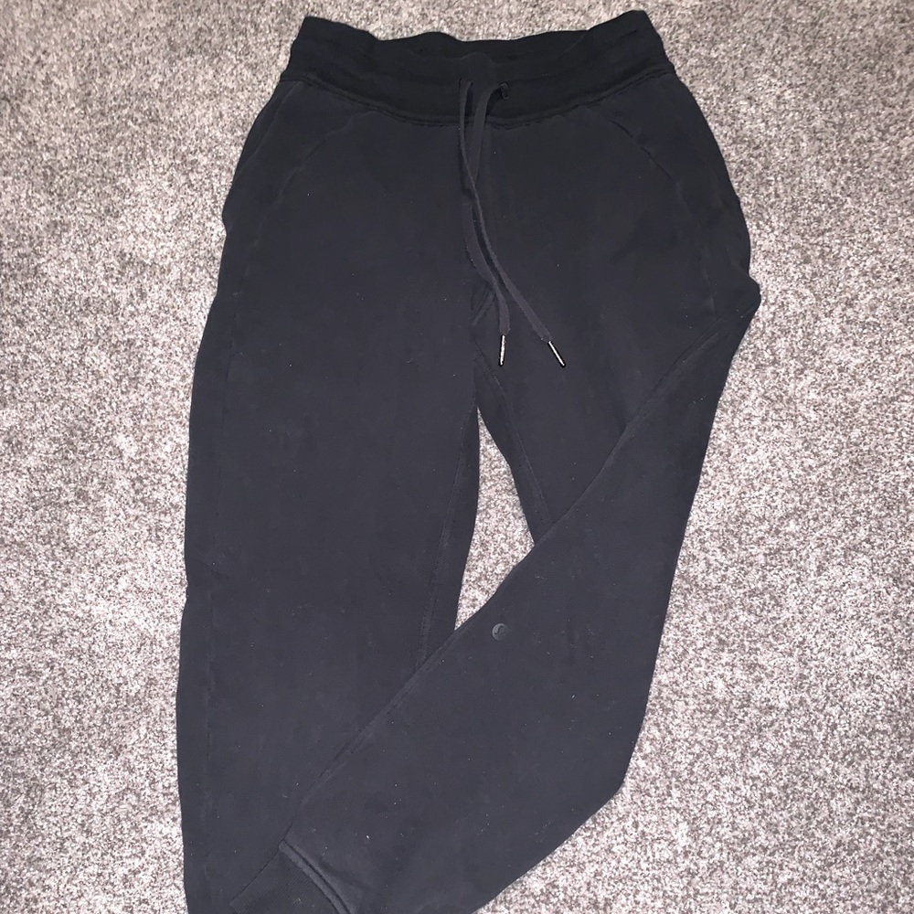 EUC lululemon scuba joggers in black size 4